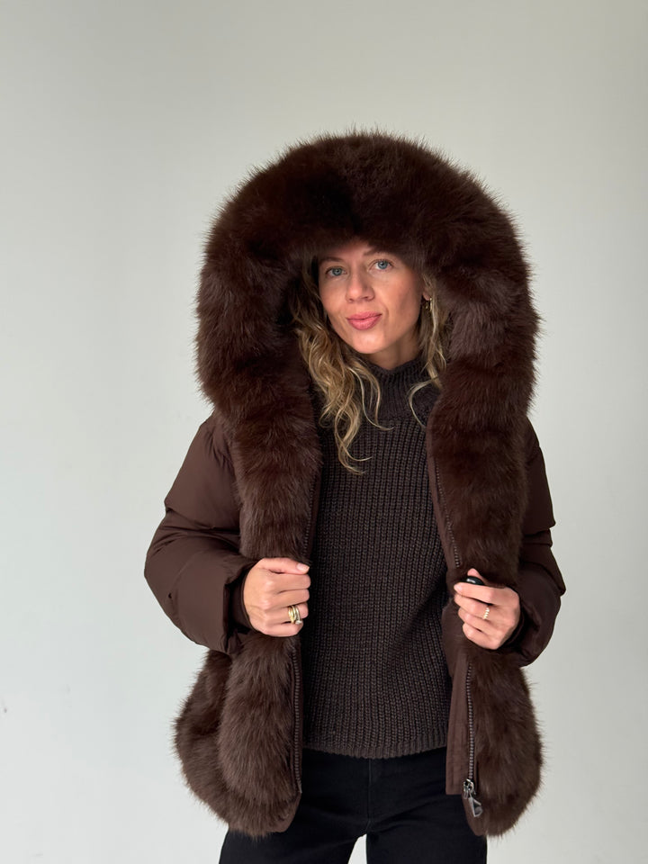 Stepēta pufīga virsjaka ar mākslīgo kažokādu