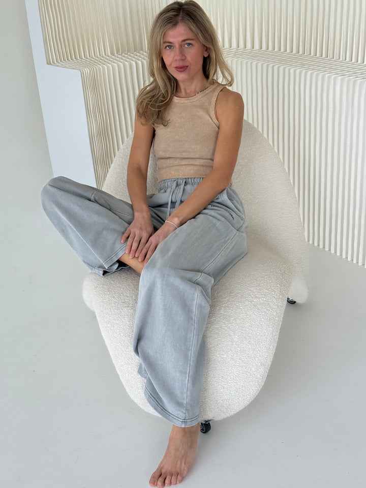 Slim fit kokvilnas rievots tops ar balinātu efektu