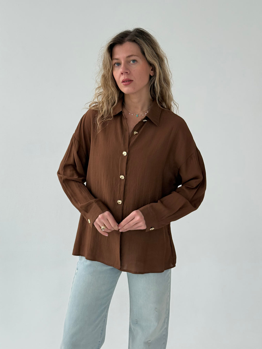 Viskozes blūze ar zelta pogām