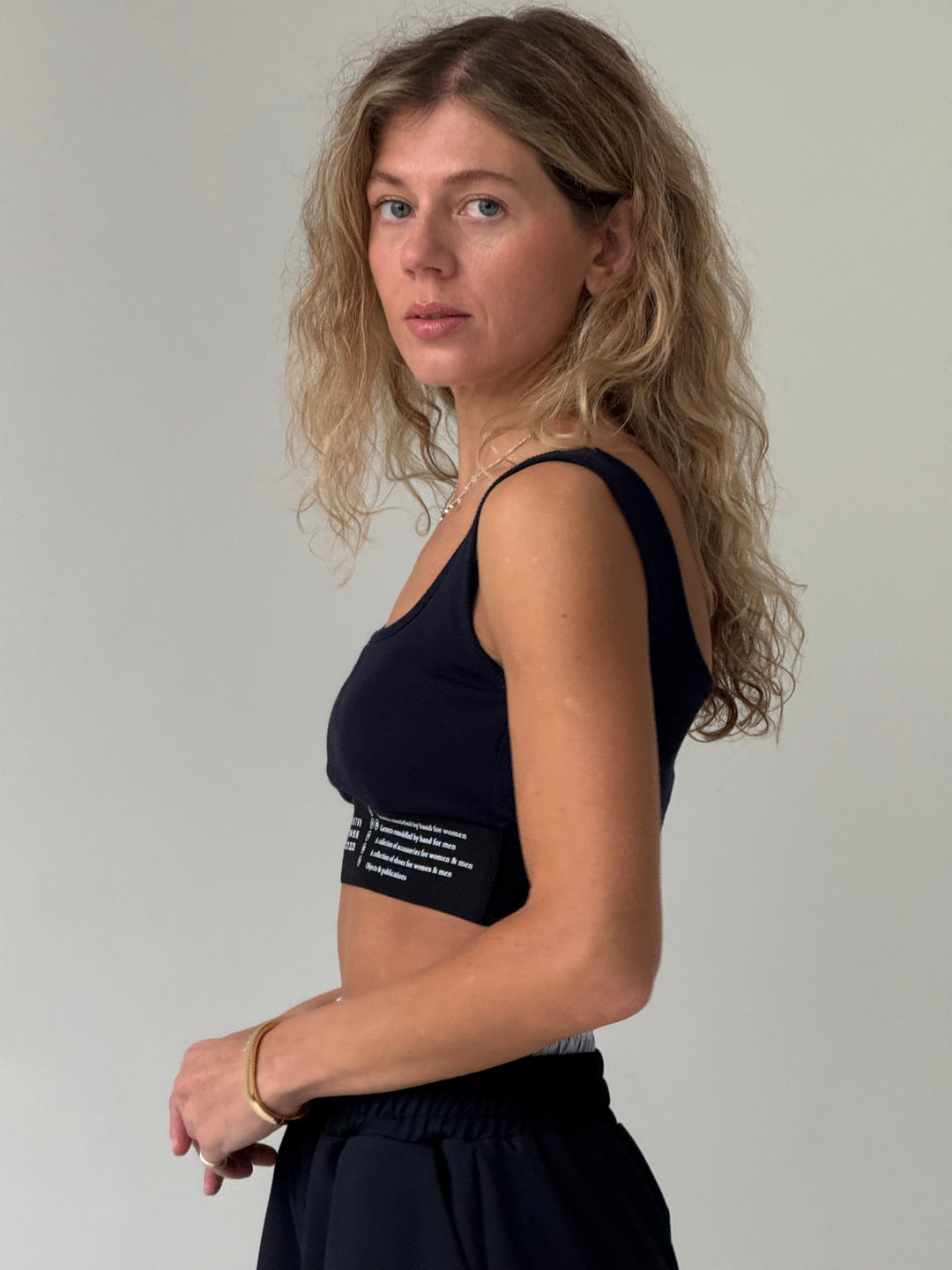 Īss kokvilnas rievots tops