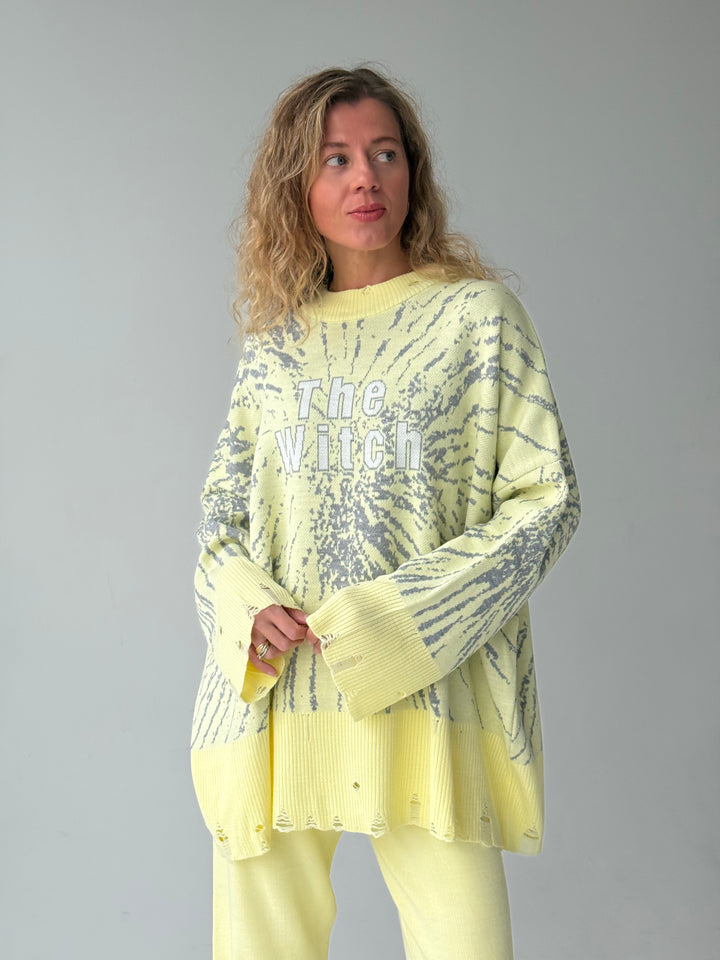 Trikotāžas bikšu kostīms ar uzrakstu un plēsumiem