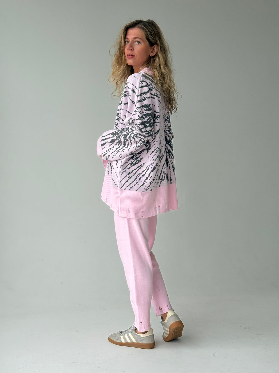 Trikotāžas bikšu kostīms ar uzrakstu un plēsumiem