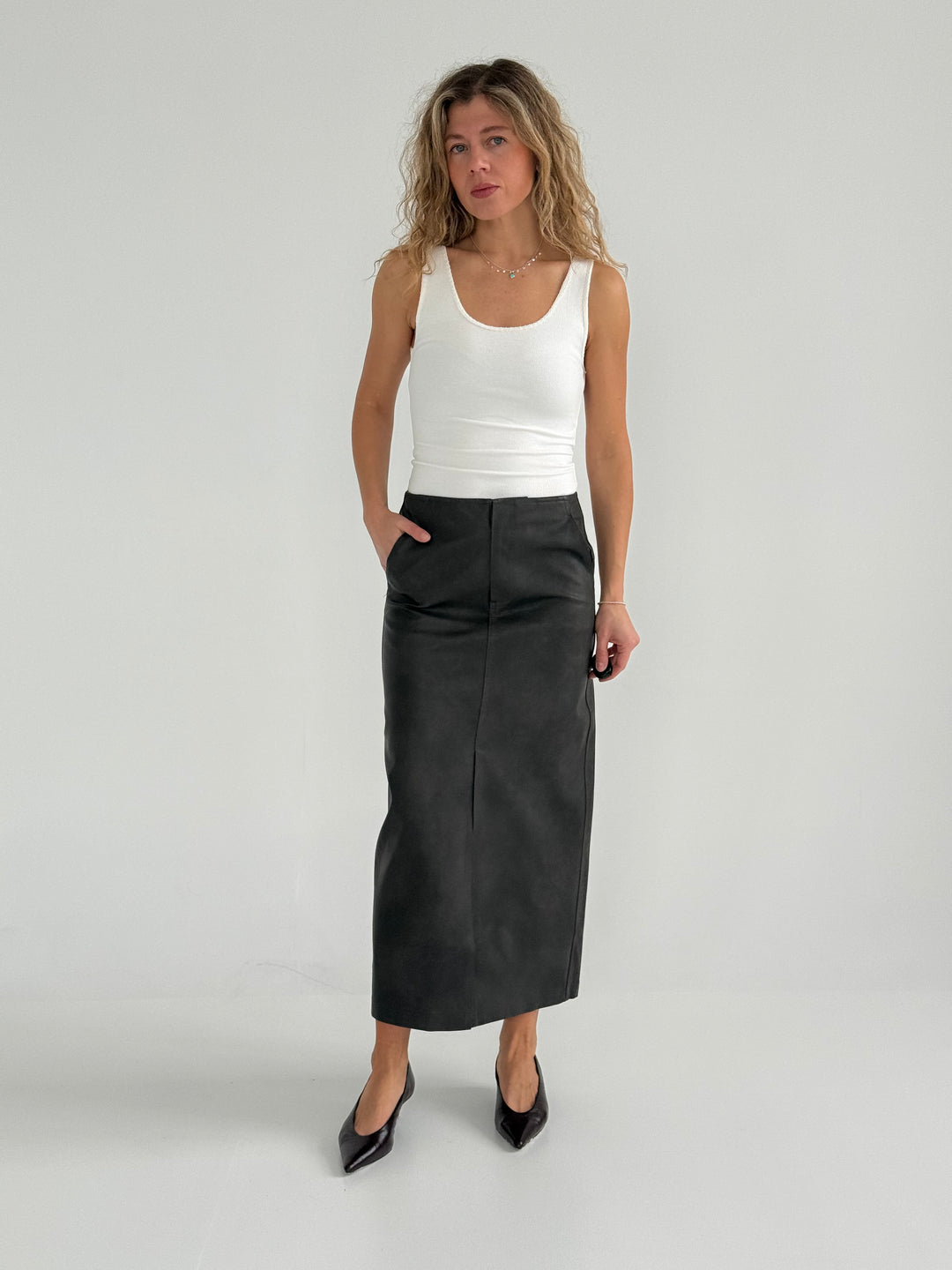 Slim fit viskozes tops ar dekoratīvu maliņu