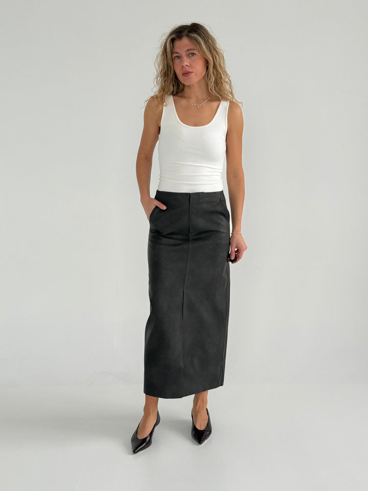 Slim fit viskozes tops ar dekoratīvu maliņu