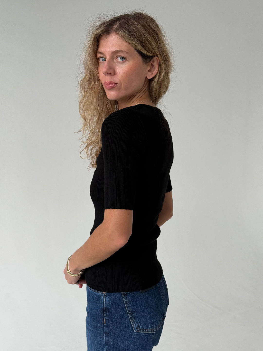 Trikotāžas rievots džemperis ar īsām piedurknēm