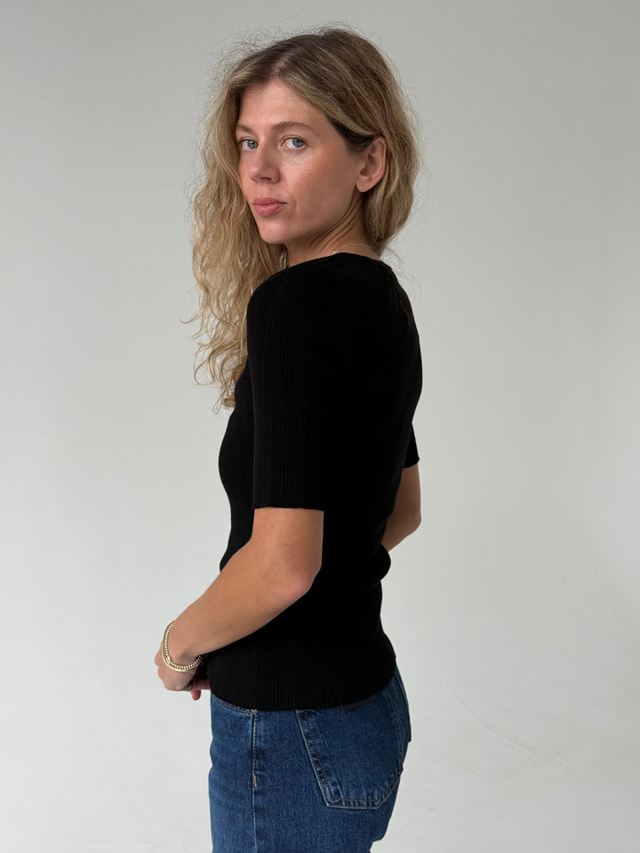 Trikotāžas rievots džemperis ar īsām piedurknēm