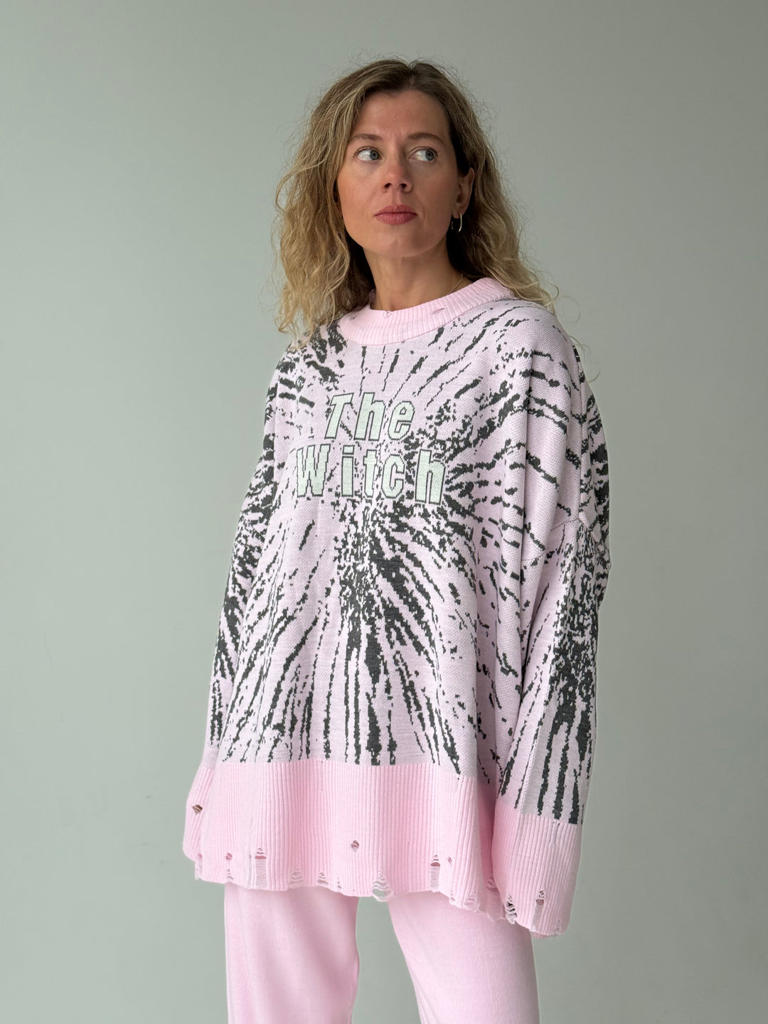 Trikotāžas bikšu kostīms ar uzrakstu un plēsumiem