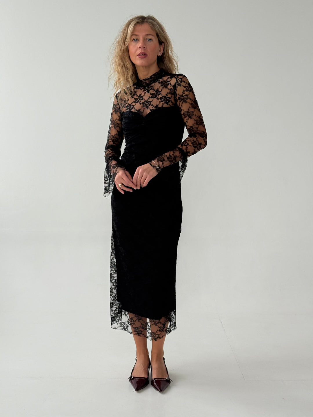 Midi mežģīņu kleita