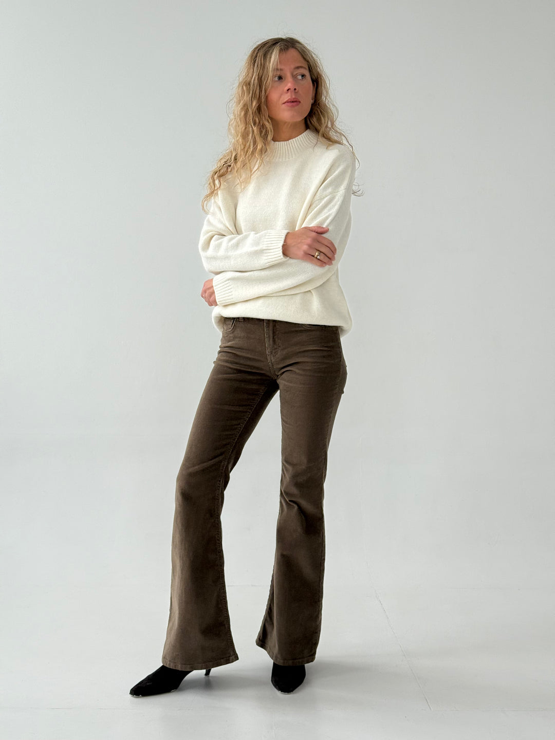 Zvanveida velveta bikses ar zemu jostasvietu