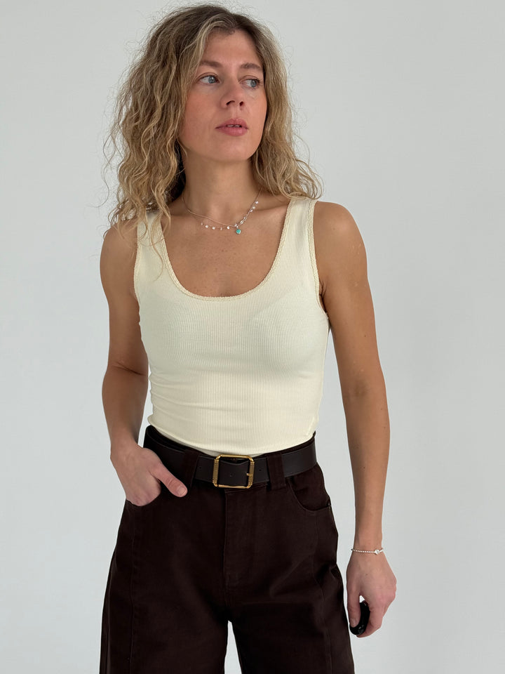 Slim fit viskozes tops ar dekoratīvu maliņu