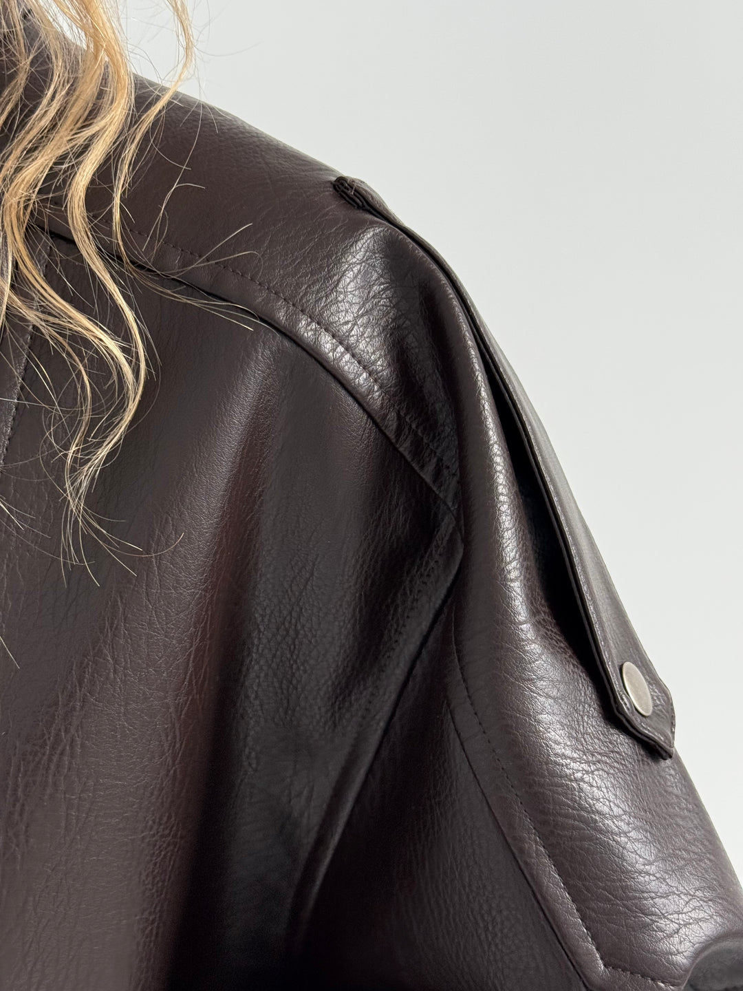 Ādas imitācijas bomber stila virsjaka ar augstu apkakli