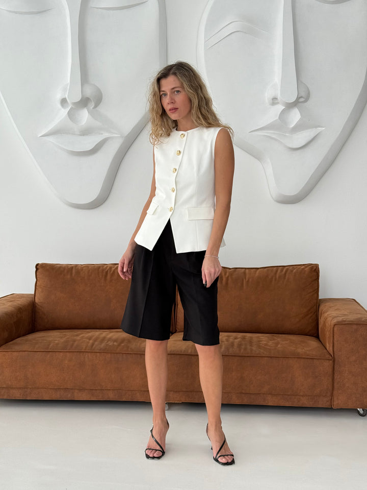 Klasiska veste ar dekoratīvām pogām