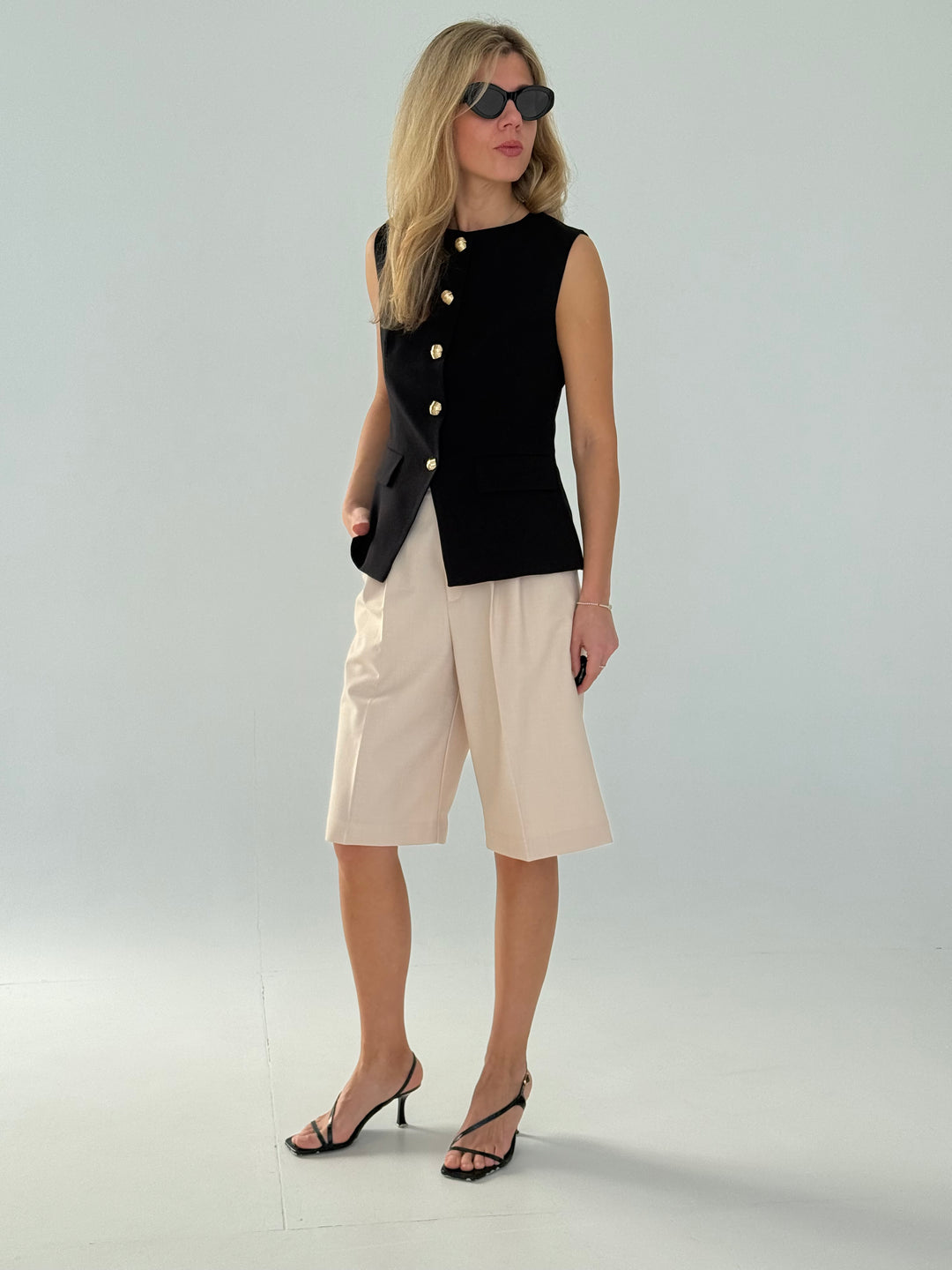 Klasiska veste ar dekoratīvām pogām