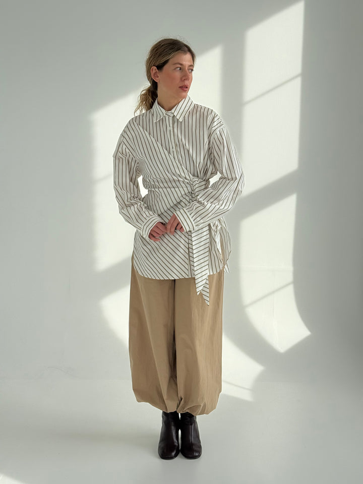 Pagarināts svītrains kokvilnas krekls ar sasienamu elementu