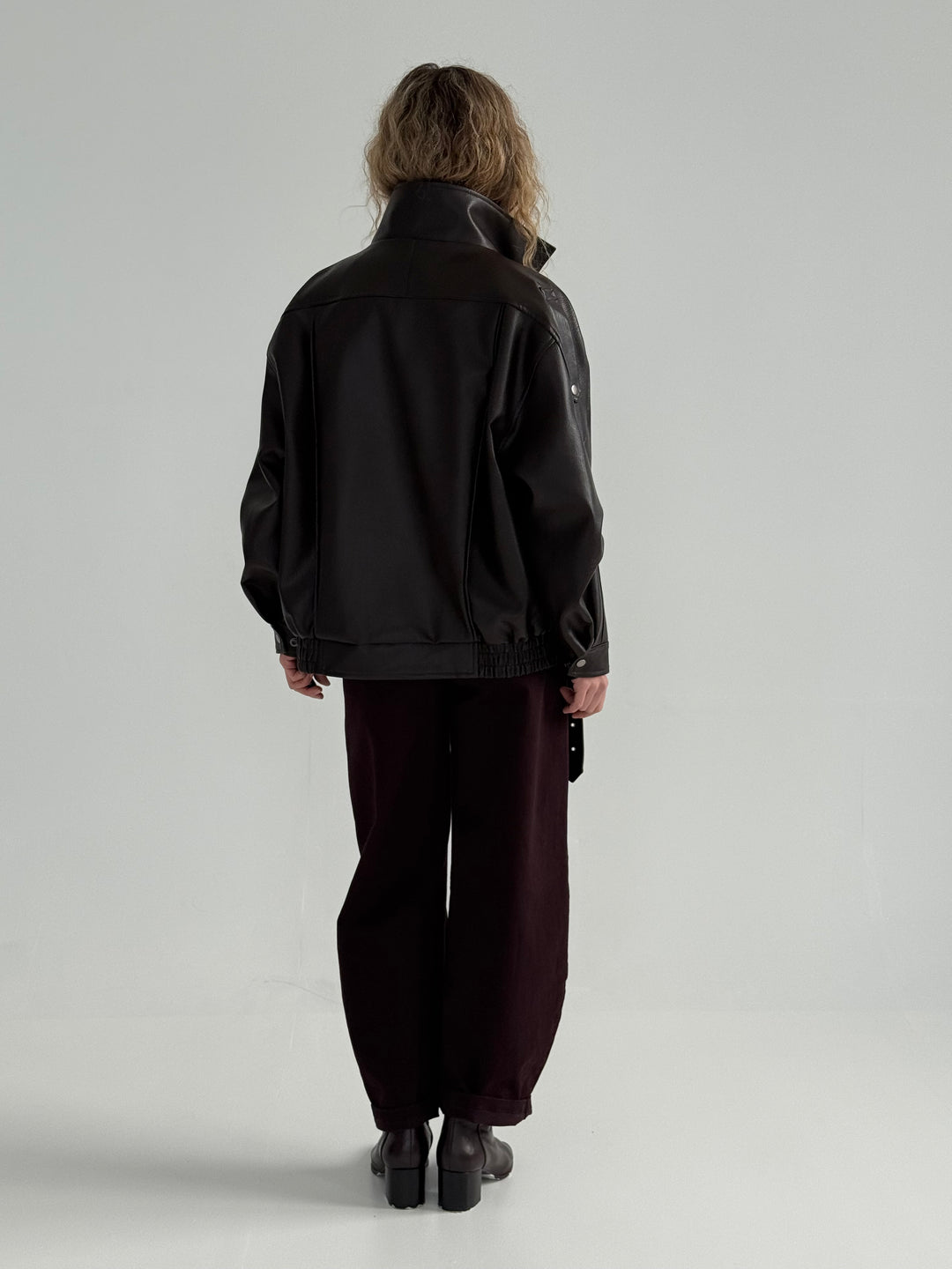 Ādas imitācijas bomber stila virsjaka ar augstu apkakli