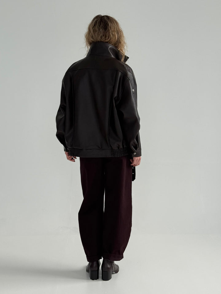 Ādas imitācijas bomber stila virsjaka ar augstu apkakli