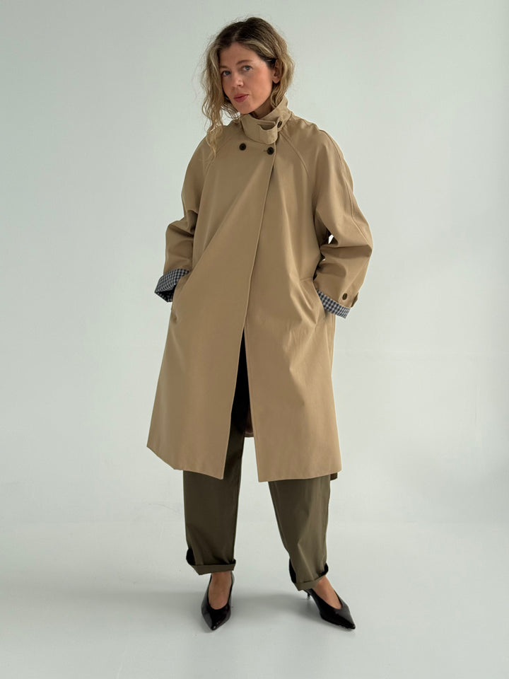 Trencis ar augstu apkakli un noņemamu jostu