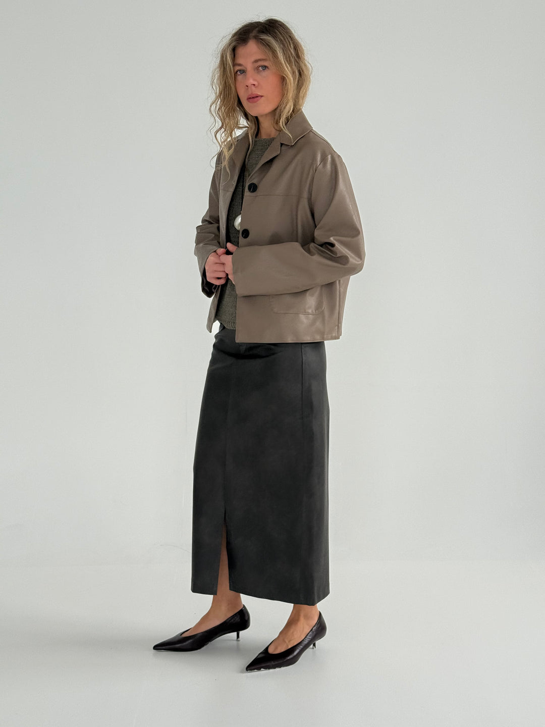 Ādas imitācijas svārki ar šķēlumu priekšpusē