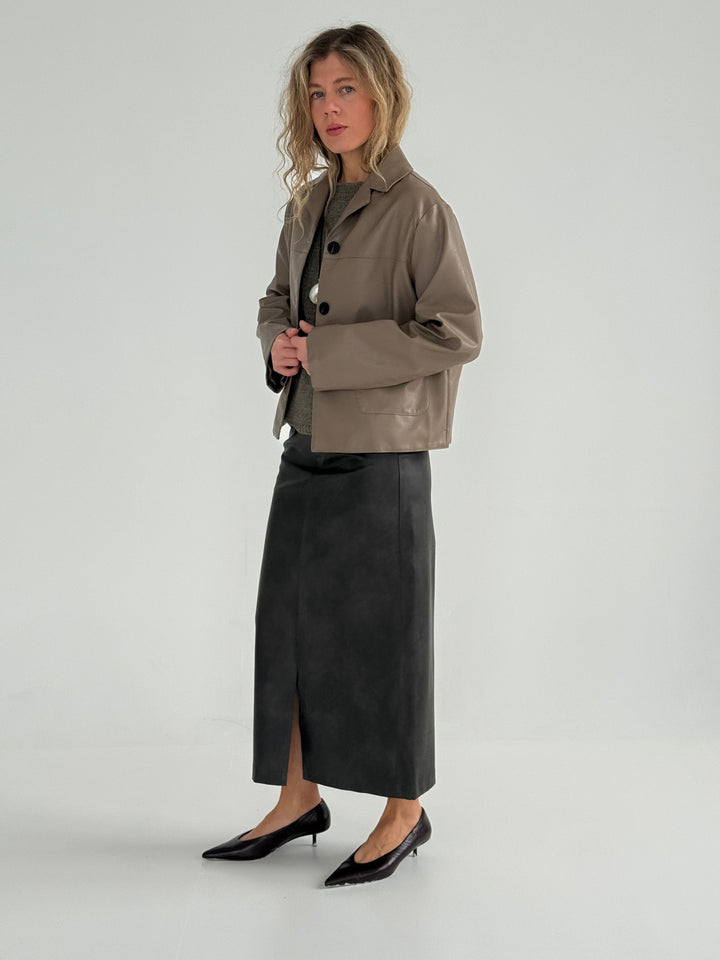 Ādas imitācijas svārki ar šķēlumu priekšpusē