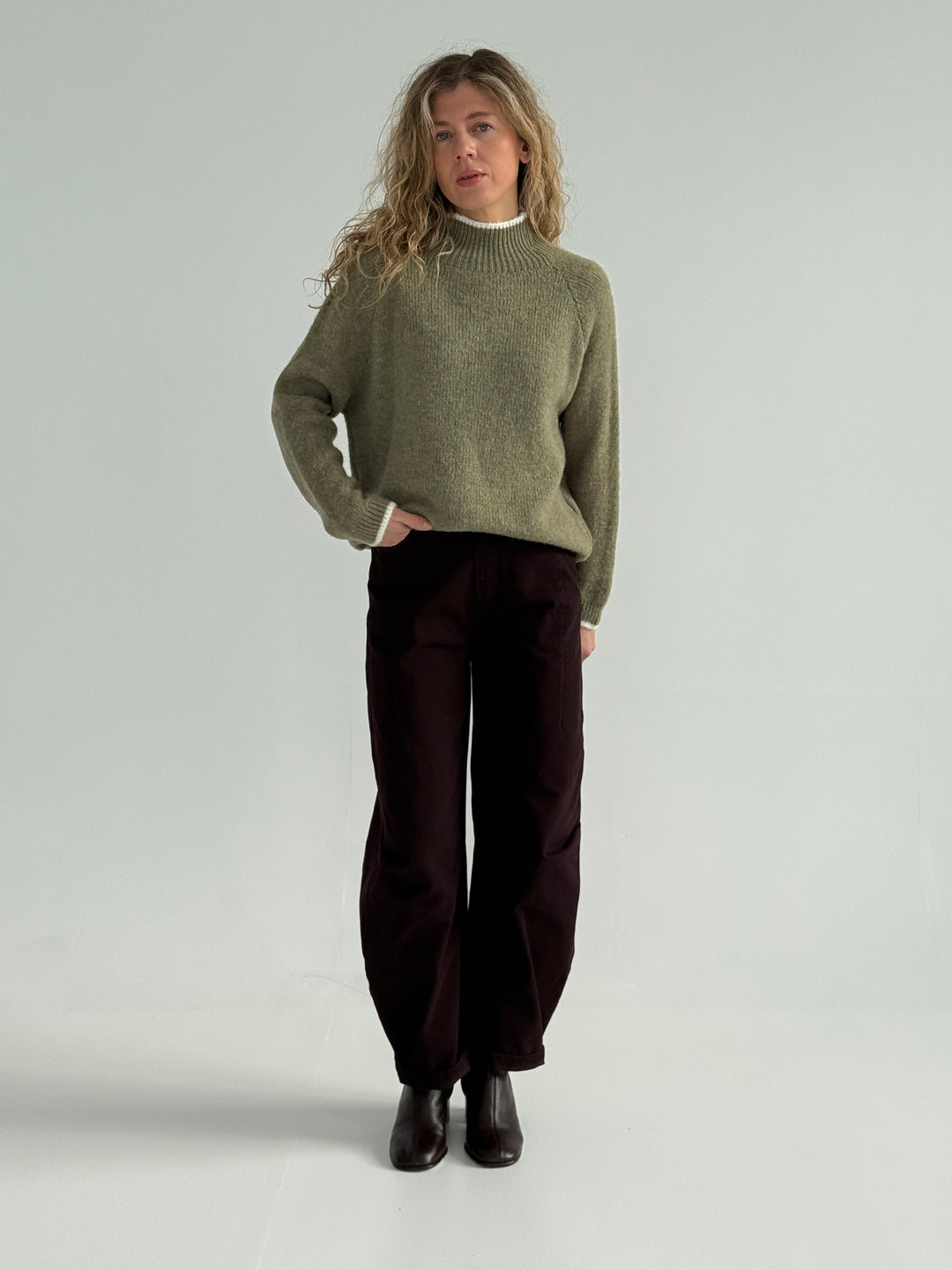 Vilnas džemperis ar kontrastējošu elementu