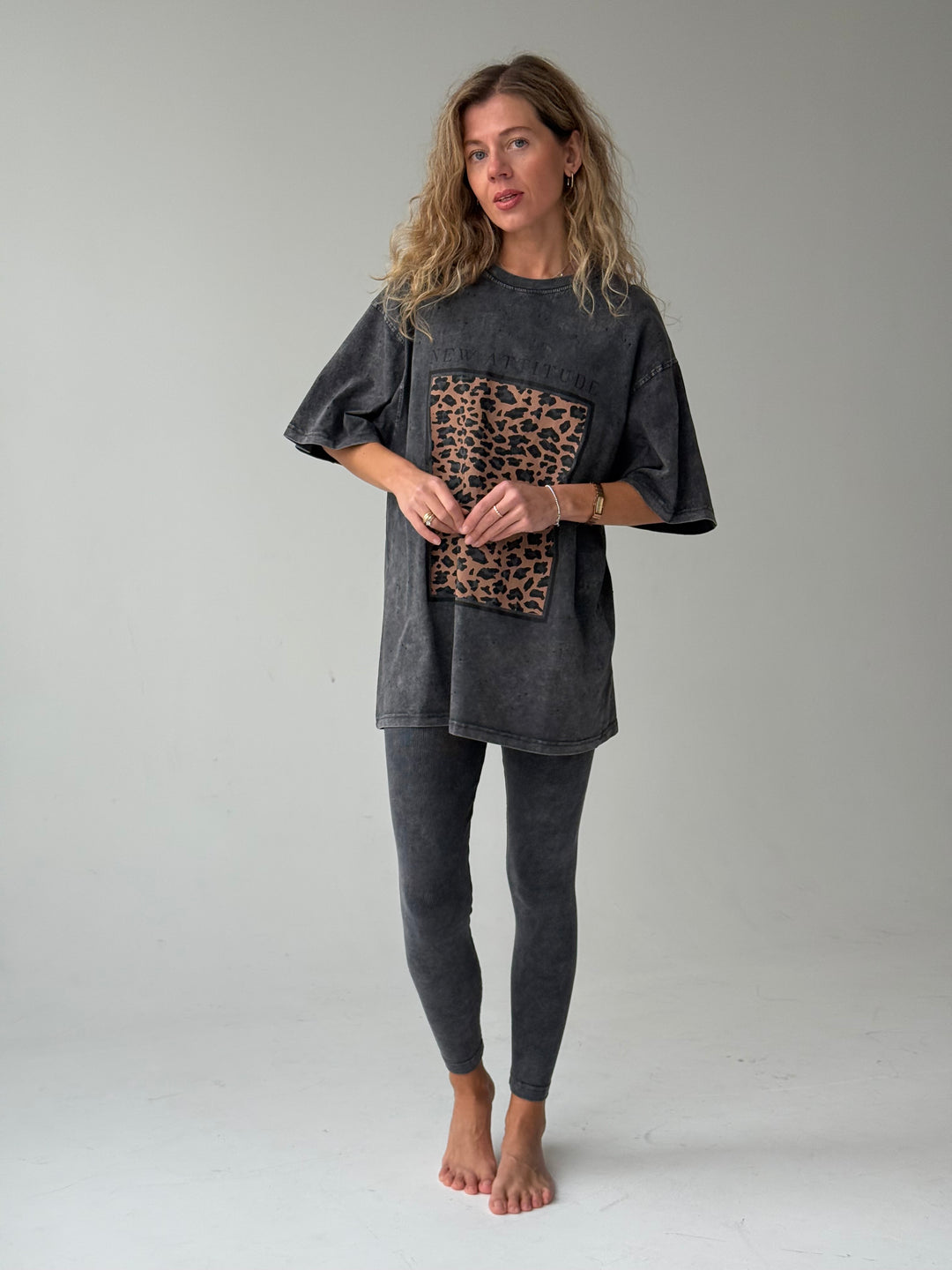 Pagarināts kokvilnas T-krekls ar balinātu efektu un apdruku #02