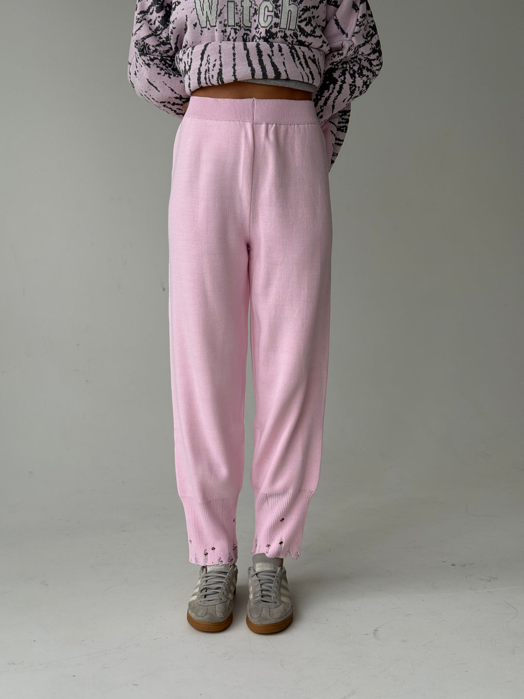 Trikotāžas bikšu kostīms ar uzrakstu un plēsumiem