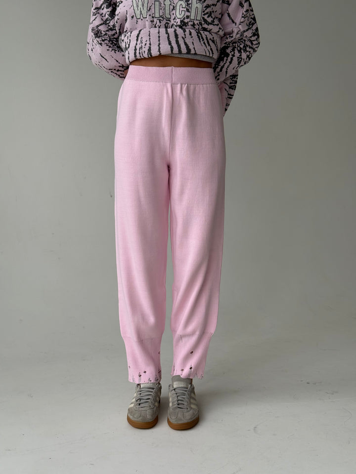 Trikotāžas bikšu kostīms ar uzrakstu un plēsumiem