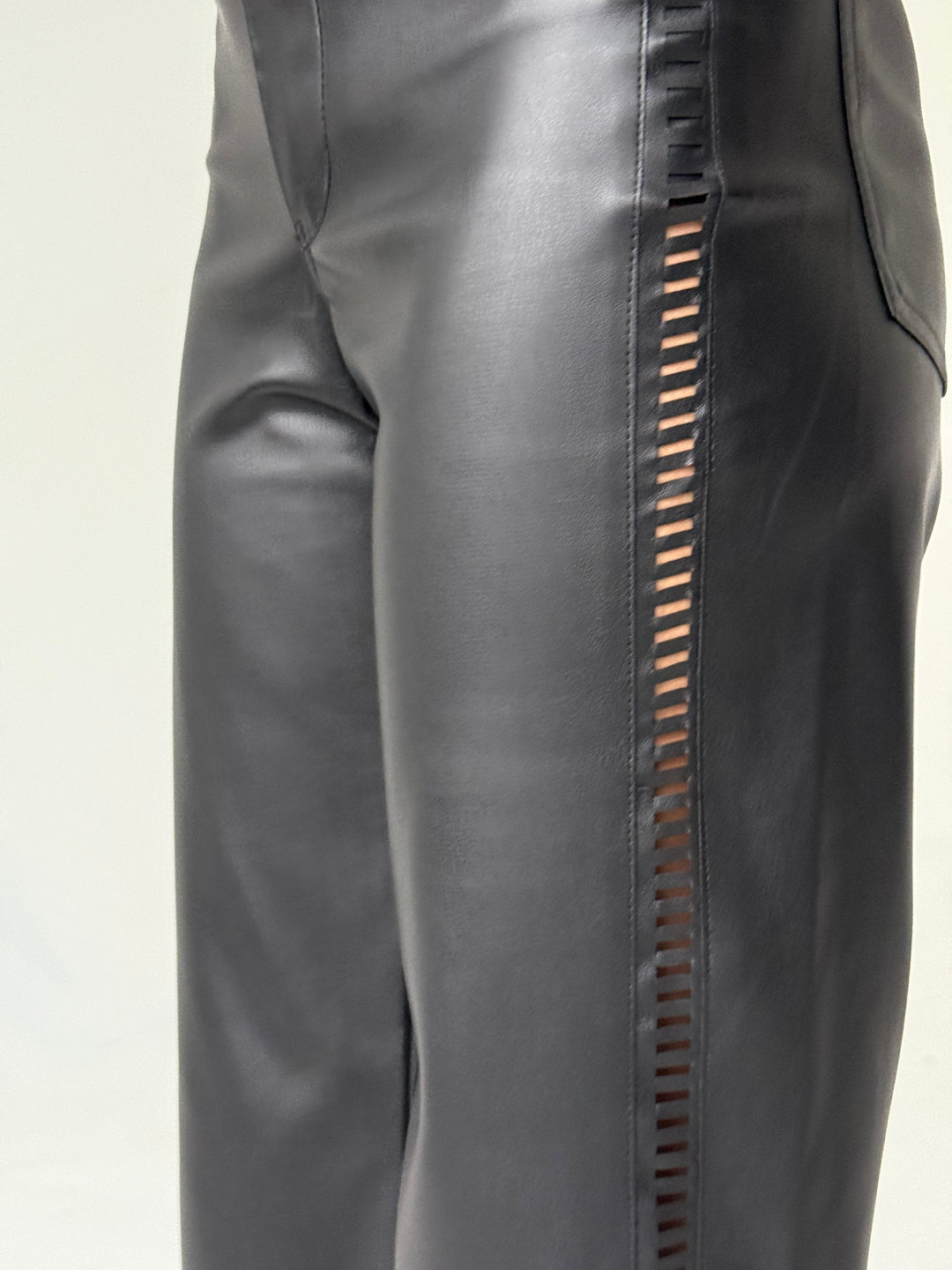 Taisnas ādas imitācijas bikses ar perforāciju