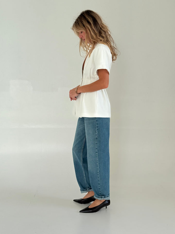 Klasiska viduklī pieguļoša žakete ar īsām piedurknēm