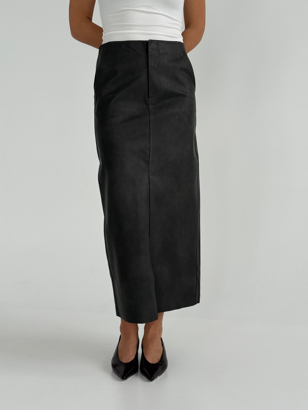 Ādas imitācijas svārki ar šķēlumu priekšpusē