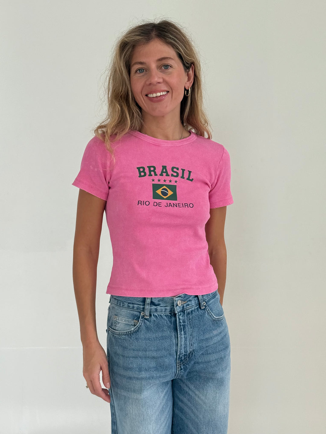 Slim fit kokvilnas rievots T-krekls ar uzrakstu