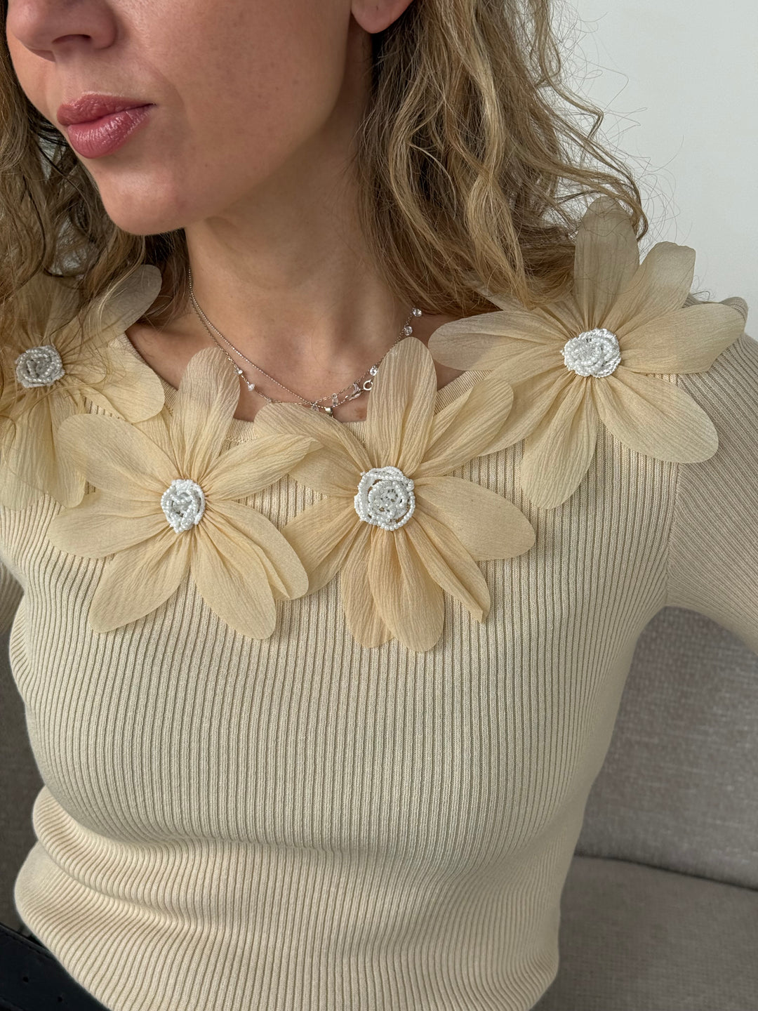 Trikotāžas rievots džemperis ar dekoratīviem ziediem