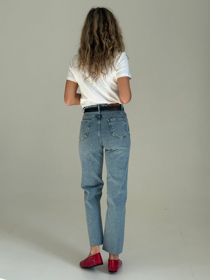 Saīsinātas džinsa bikses ar balinātu efektu un jostu