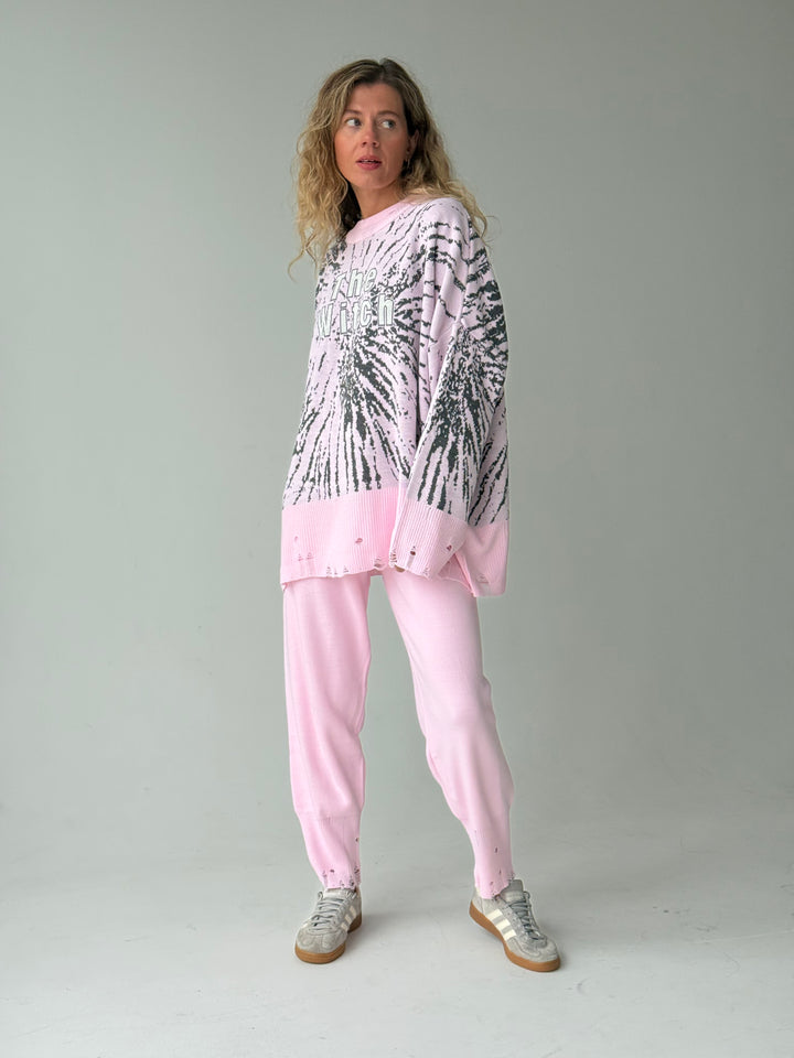 Trikotāžas bikšu kostīms ar uzrakstu un plēsumiem