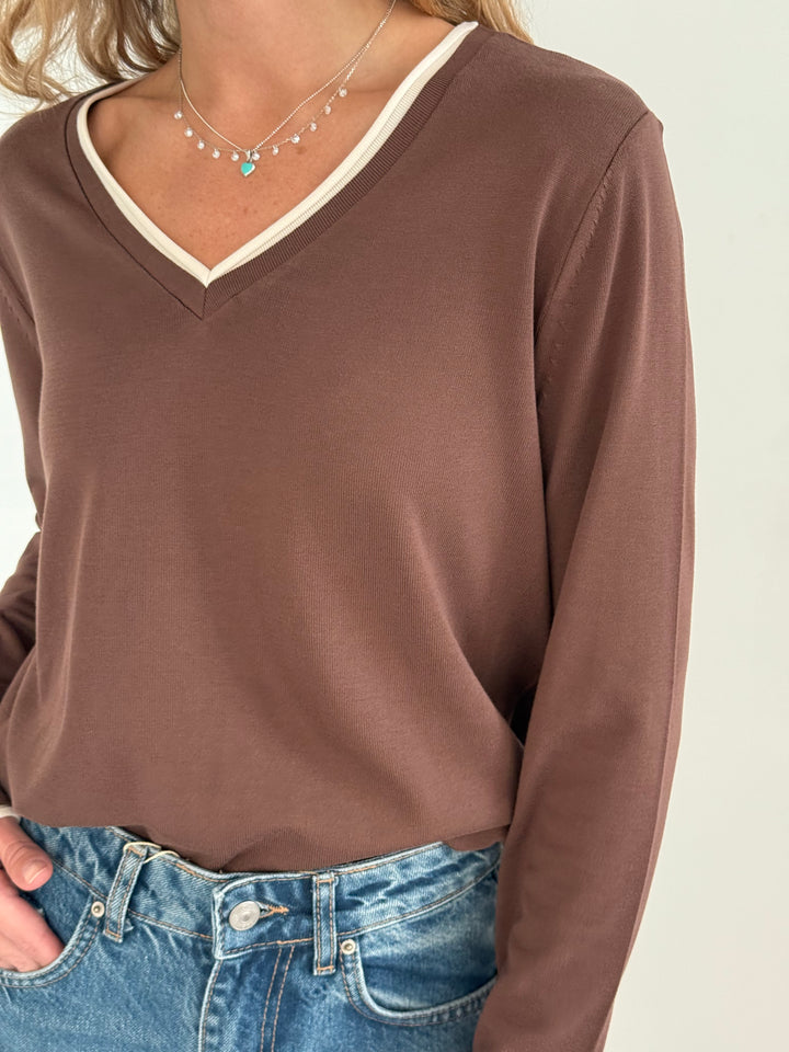 Trikotāžas plāns džemperis ar V-veida kakla izgriezumu