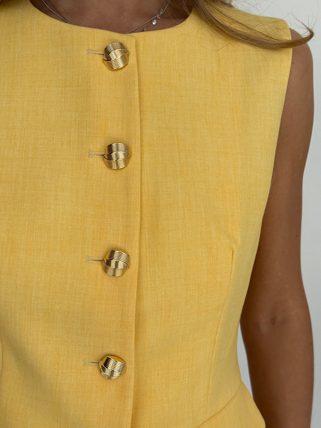 Klasiska veste ar dekoratīvām pogām