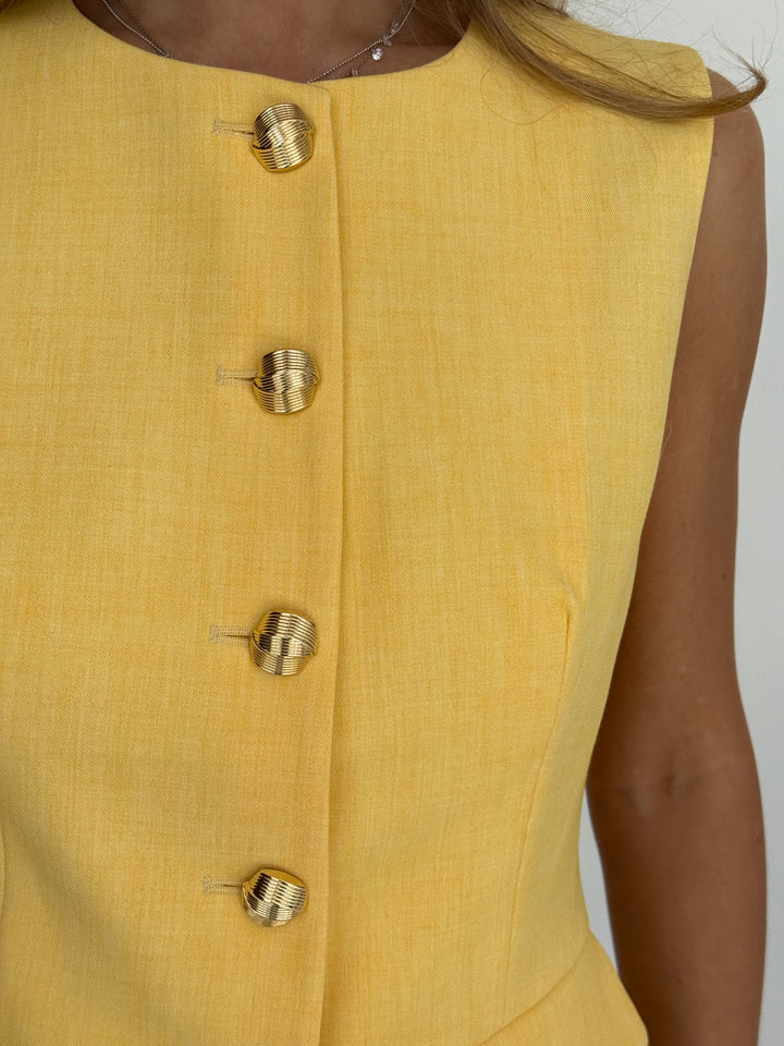 Klasiska veste ar dekoratīvām pogām