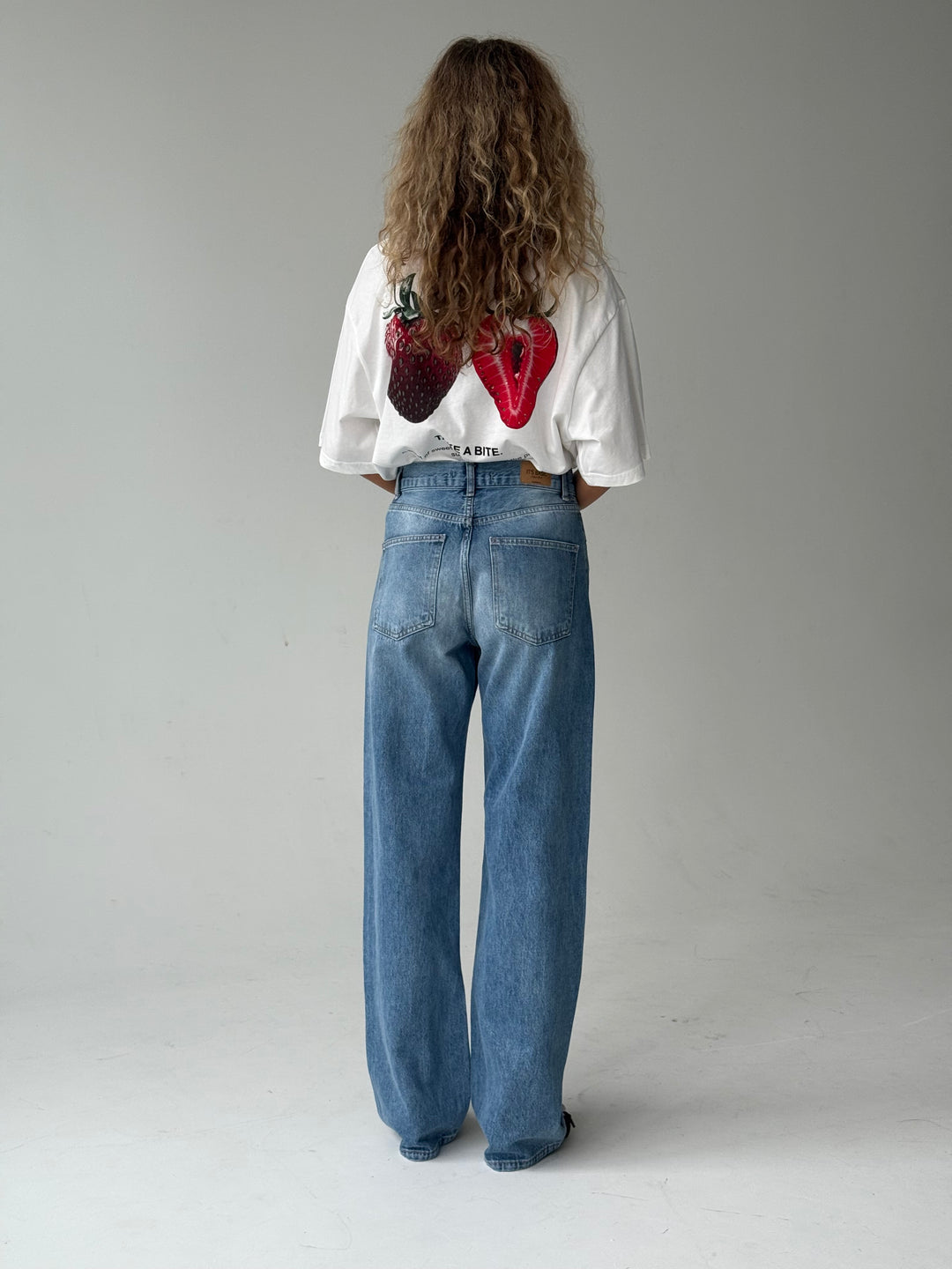 Taisnas džinsa bikses ar augstu jostasvietu un balinātu efektu