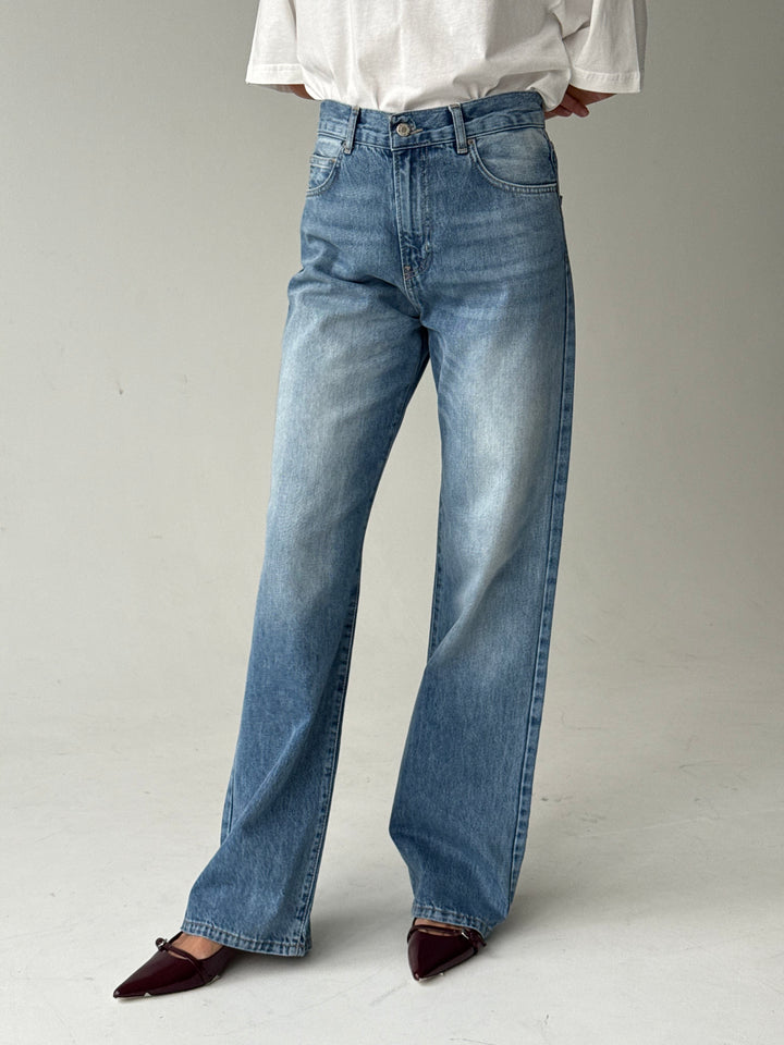 Taisnas džinsa bikses ar augstu jostasvietu un balinātu efektu