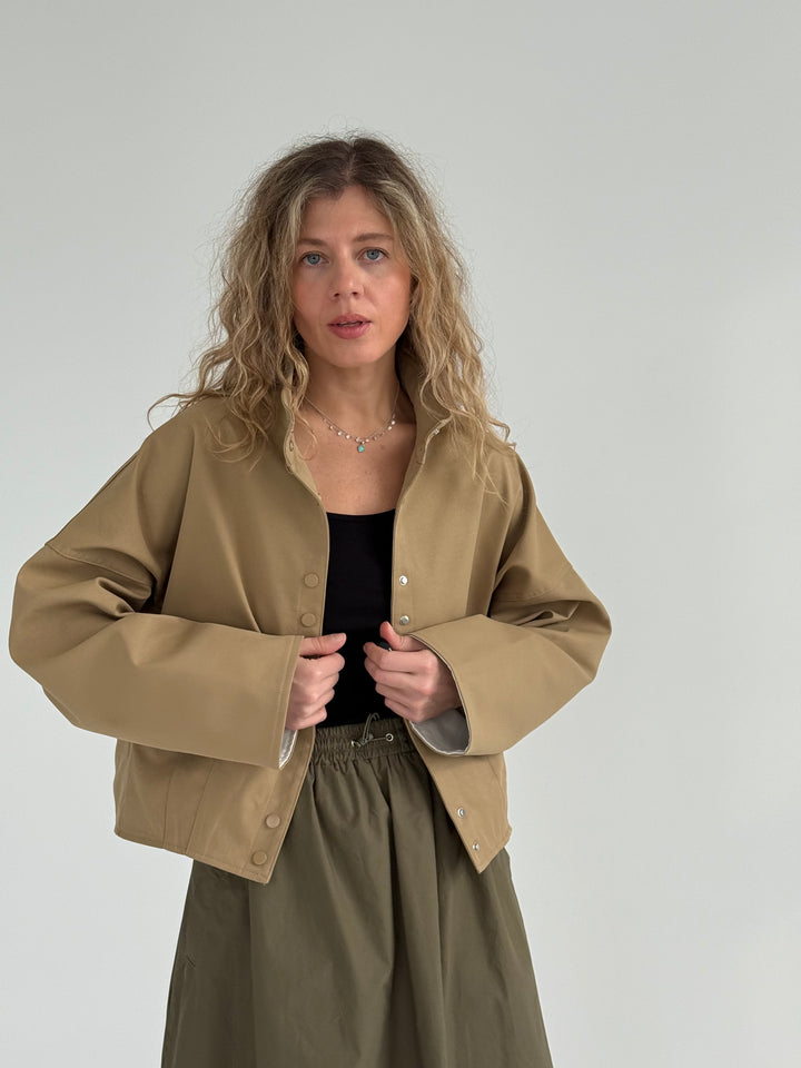 Bomber stila īsa virsjaka ar augstu apkakli