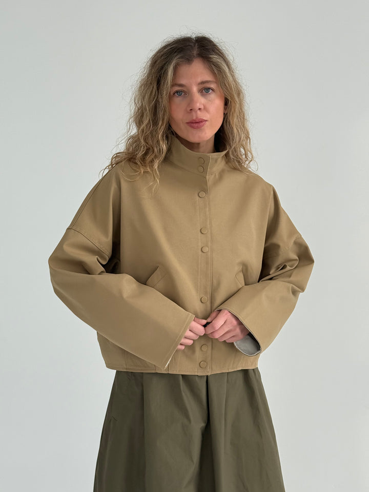 Bomber stila īsa virsjaka ar augstu apkakli