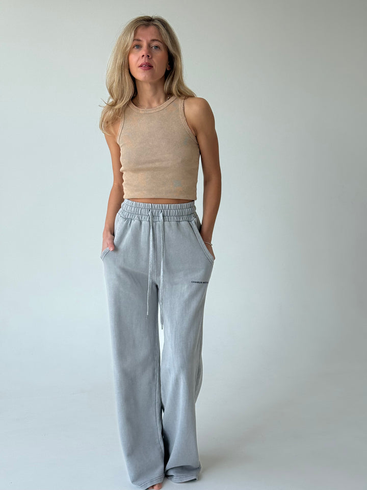 Slim fit kokvilnas rievots tops ar balinātu efektu