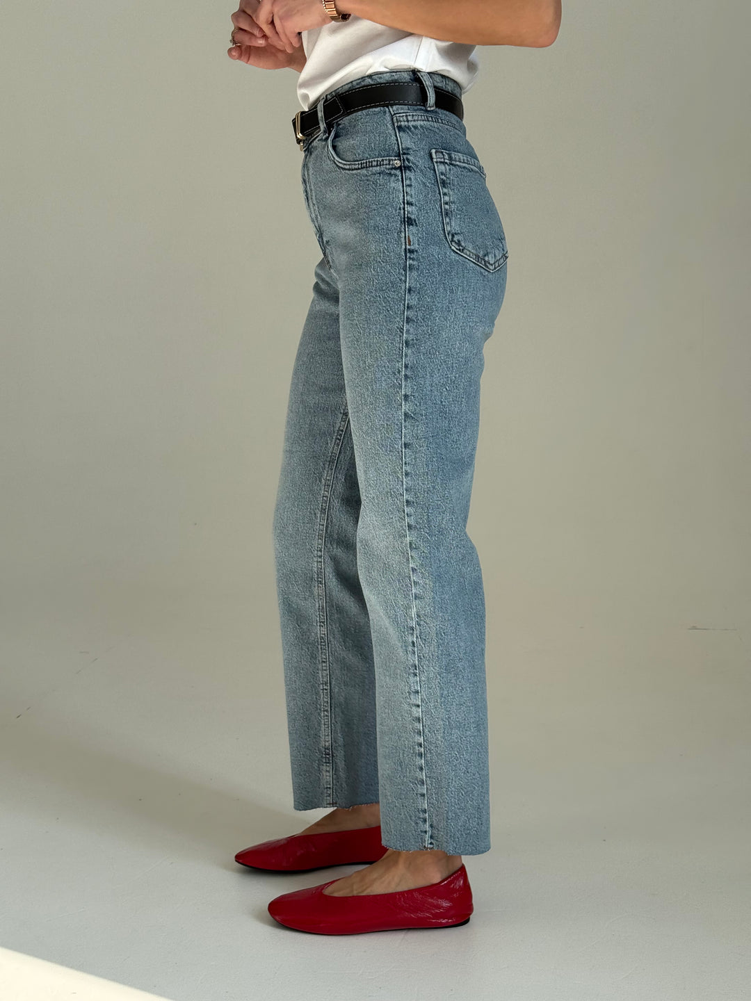 Saīsinātas džinsa bikses ar balinātu efektu un jostu