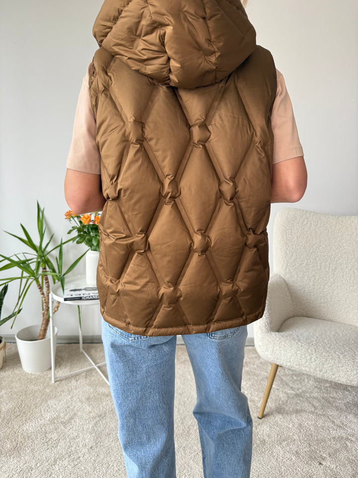 Stepēta veste ar kapuci