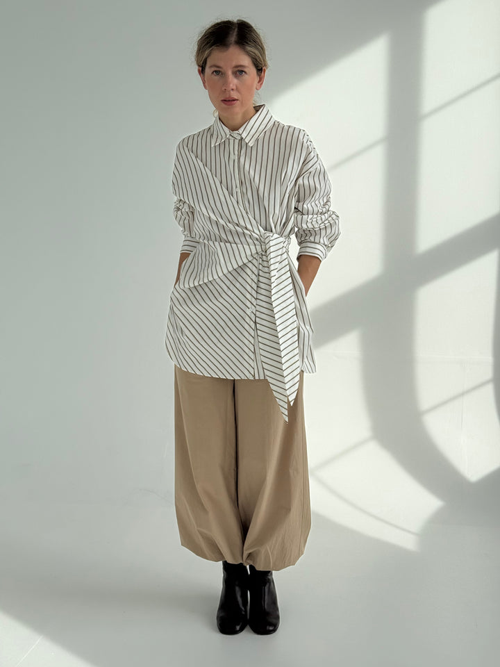 Pagarināts svītrains kokvilnas krekls ar sasienamu elementu