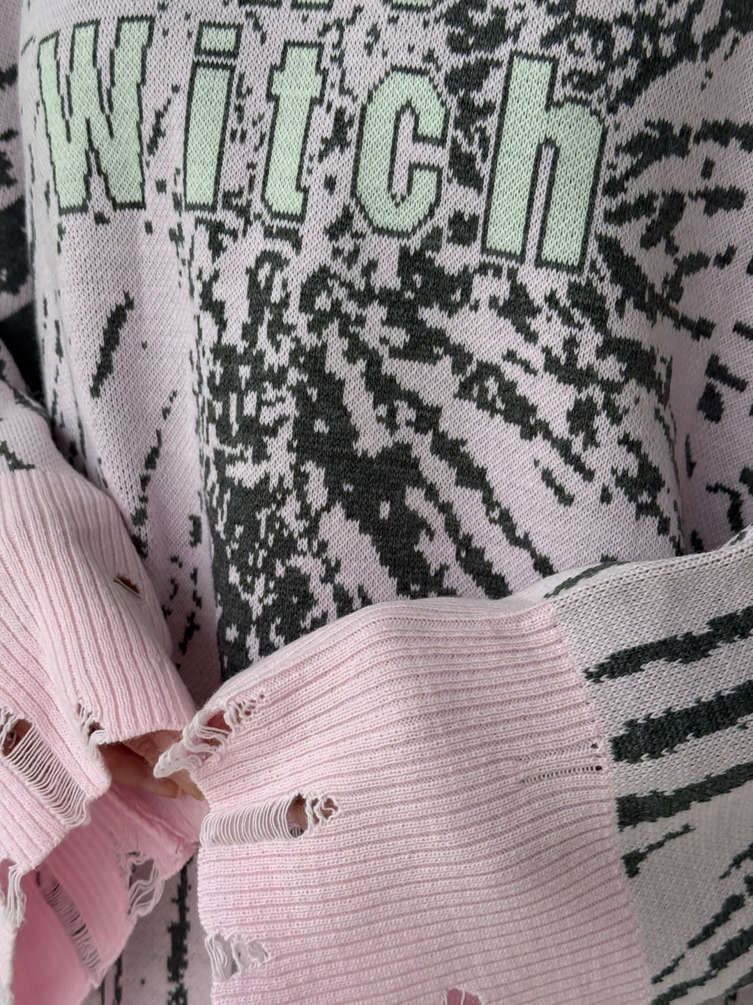 Trikotāžas bikšu kostīms ar uzrakstu un plēsumiem