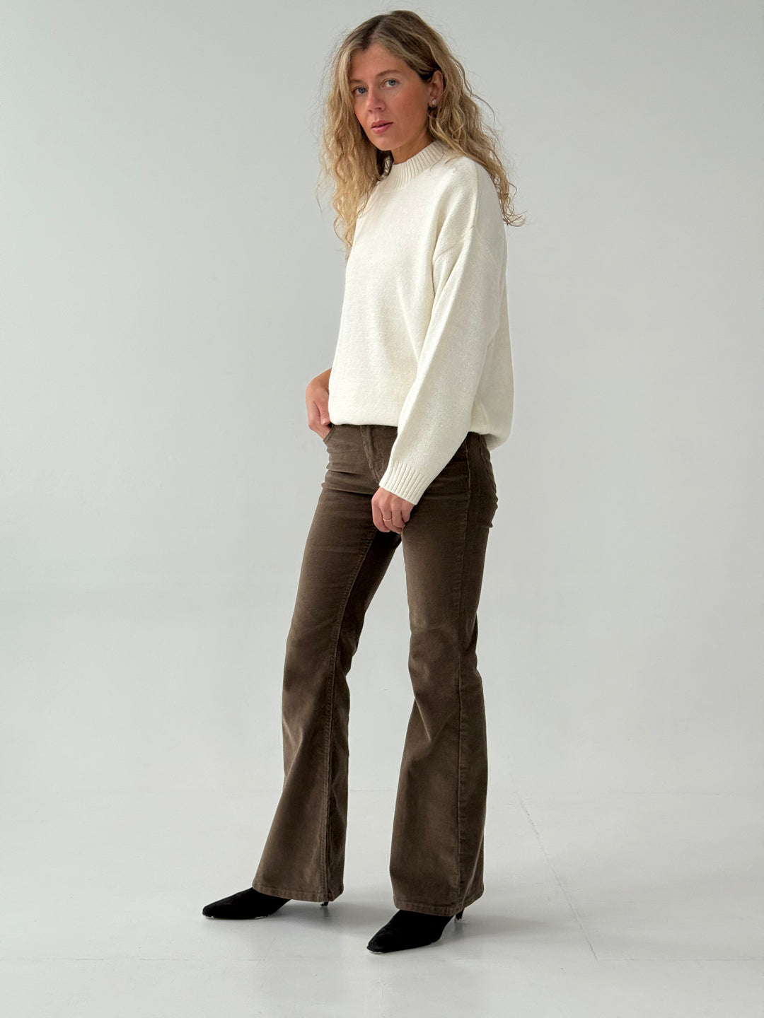 Zvanveida velveta bikses ar zemu jostasvietu