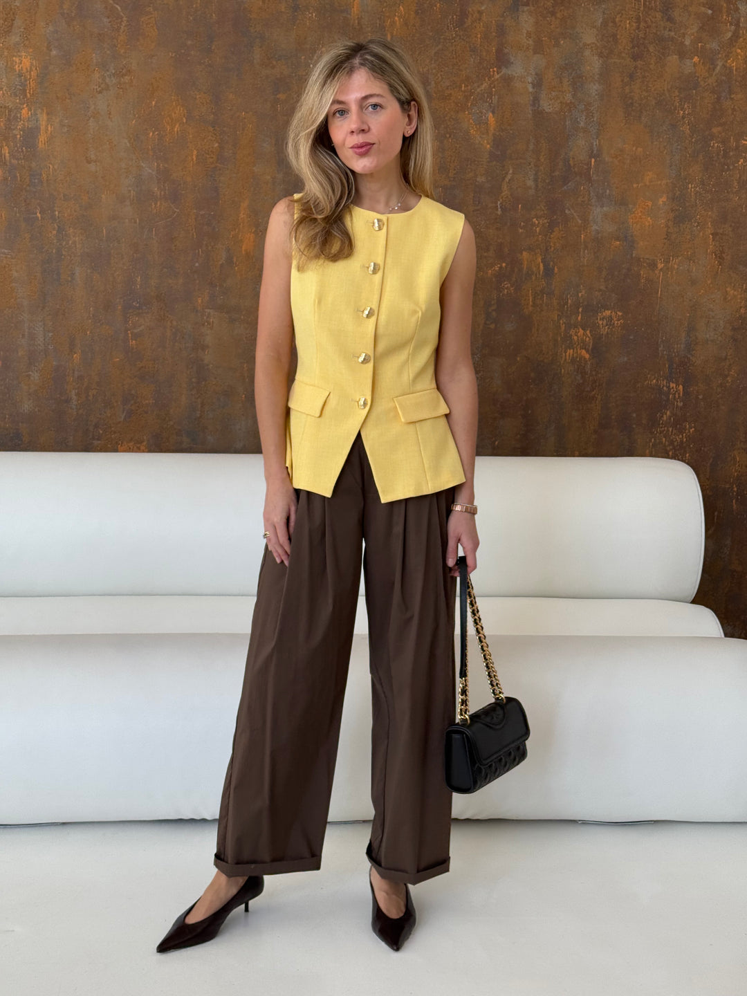 Klasiska veste ar dekoratīvām pogām