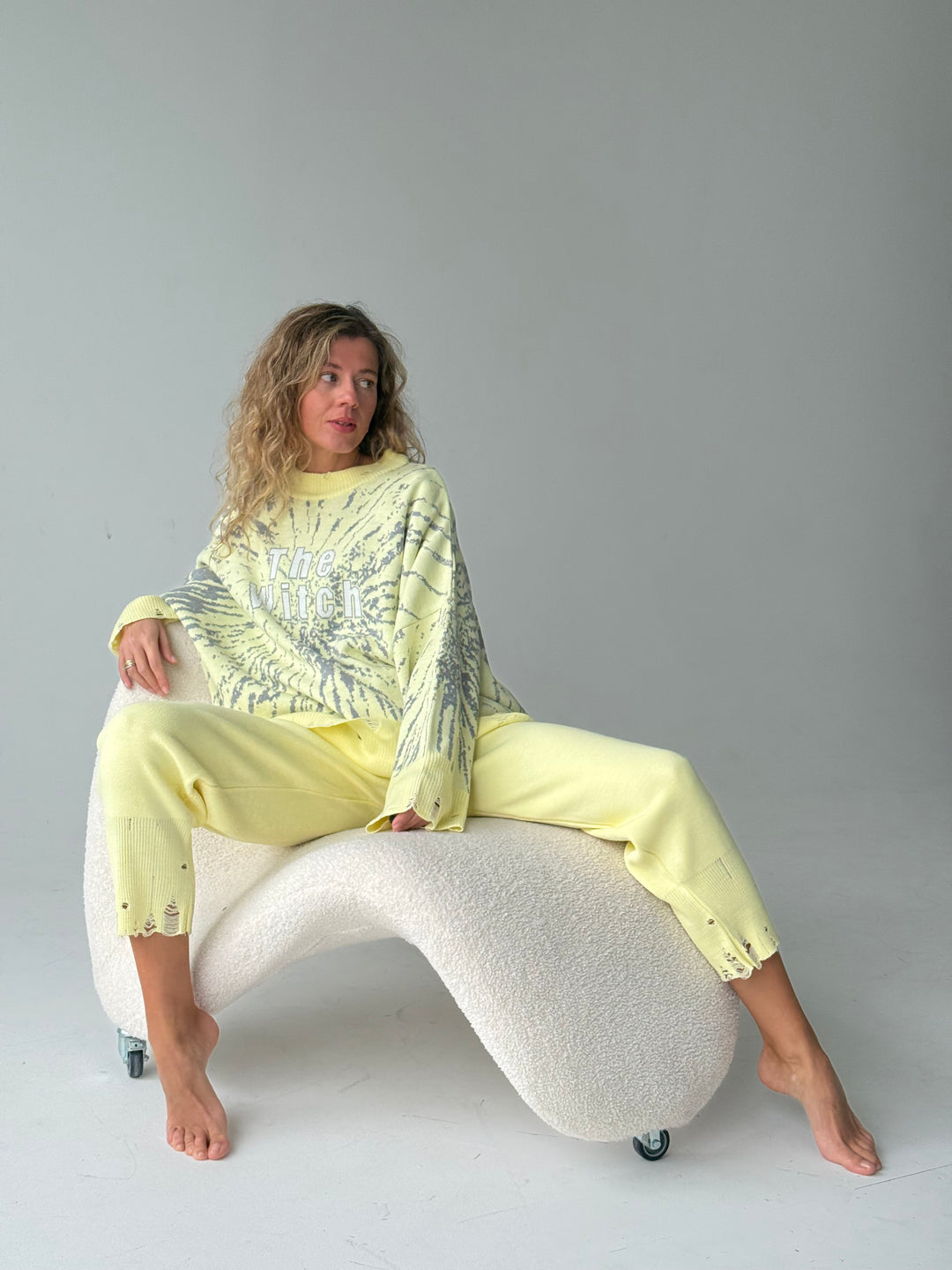 Trikotāžas bikšu kostīms ar uzrakstu un plēsumiem