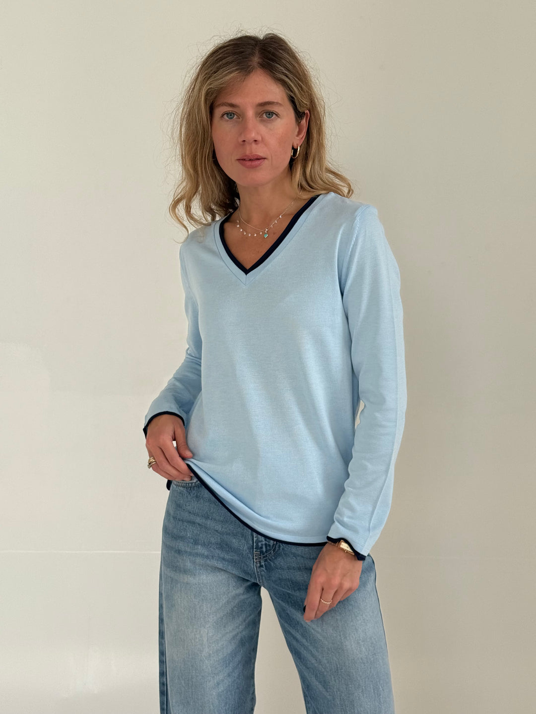 Trikotāžas plāns džemperis ar V-veida kakla izgriezumu